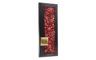 Горький шоколад с клубникой, малиной и засахаренными лепестками роз